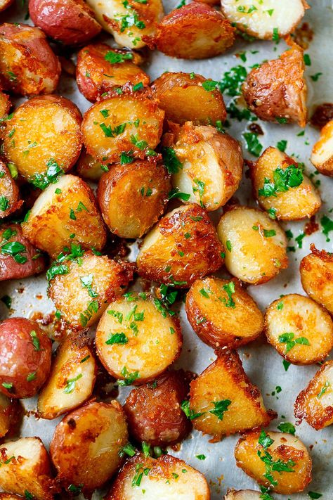 Roasted Garlic Butter Parmesan Potatoes Recipe - #eatwell101 #recipe #poatoes #sidedish - These epic roasted potatoes with garlic butter parmesan are perfect side for your meal! - #recipe by #eatwell101 Roasted Potatoes Thanksgiving, Radish Roasted, Radish Potatoes, Roasted Garlic Butter Parmesan Potatoes, Garlic Butter Parmesan Potatoes, Butter Parmesan Potatoes, Roasted Garlic Potatoes, Potato Roasted, Parmesan Potato Recipe