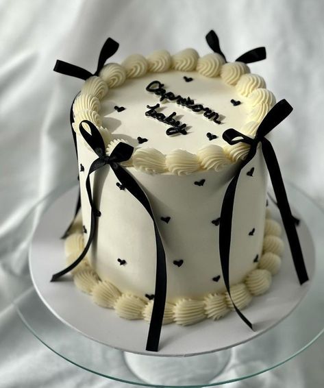 Chocolate Cake 21st Birthday, Bolo Retro Vintage, Black And White Coquette, Gothic Birthday Cakes, Coquette Cake, Heart Birthday Cake, Modern Birthday Cakes, Bolo Vintage, Black Dessert