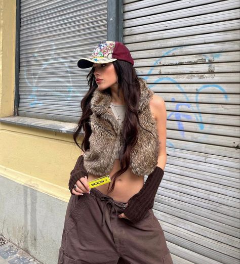 Gilet Outfit, Fur Vest Outfits, Rave Fit, Denim Set, Earthy Outfits, Aesthetic Winter, Lifestyle Art, Style Winter, Winter Aesthetic