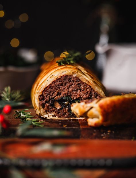 Vegan Impossible Wellington Impossible Wellington, Vegetarian Wellington, Vegan Wellington, Vegan Meat Recipe, Vegan Recepies, Vegetarian Christmas, Beef Wellington Recipe, Vegan Beef, Vegan Thanksgiving Recipes