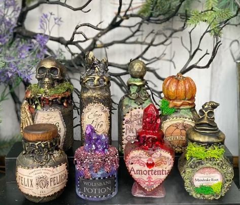 Potion Brewing Aesthetic, Halloween In A Jar, Fantasy Potions Ideas, Halloween Jars Ideas, Witch Potions Aesthetic, Potion Bottles Aesthetic, Decorative Potions, Potion Bottles Diy, Potions Witchcraft