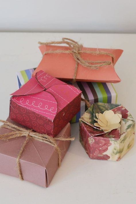 How to make five different unique handmade paper gift boxes! These are perfect for small handmade Christmas gift ideas #christmasgift #handmadegift #handmadegiftidea #handmade #jewelrybox #paper #scrapbookpaper #craft #diycraft Gift Boxes Diy Ideas, Small Gift Boxes Ideas, Paper Gift Box Ideas, How To Make Small Gift Boxes, Diy Small Gift Boxes, Small Boxes Diy, Diy Boxes For Gifts, Handmade Box Ideas, How To Wrap Small Gifts