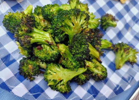 Spicy Grilled Broccoli - Sweetgreen Copycat Recipe Sweetgreen Spicy Broccoli, Spicy Broccoli Recipes, Spicy Broccoli, Keto Veggies, Nutella Recipes Easy, Broccoli Side Dish, Delicious Broccoli, Grilled Broccoli, Broccoli Cheese Casserole