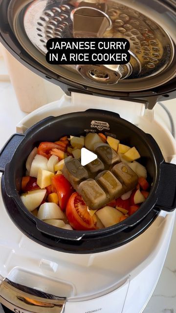 jasmine kim on Instagram: "Japanese style curry in a rice cooker…🤯 My husband was so confused when I opened the lid and it was filled with curry. 😂  Recipe IB: @eatingwithkirby and OMG I will never make curry without tomatoes ever again.  Ingredients: * 1 onion * 3 large tomatoes * 1 apple * Handful of carrots * 1 sweet potato * 1 pack ground beef * 1 pack Japanese style curry cubes * 1 cup water Steps: 1. Rough chop all the veggies. 2. Add ground beef to the rice cooker along with the chopped veggies, Japanese style curry cubes, and water. 3. Cook in the rice cooker as you would cook regular rice (~30 minutes). 4. Stir and mush together until everything is well combined. 5. Garnish with green onions and serve with fukujinzuke (pickled veggie condiment).  #easymeals #healthymeals #nutrit Rice Cooker Curry Recipes, Rice Cooker Mushroom Rice, Japanese Curry Rice Recipe, Rice Cooker Desserts, Meals In Rice Cooker, Japanese Rice Cooker Recipes, Zojirushi Rice Cooker Recipes, Curry Without Tomatoes, Rice Cooker Meals