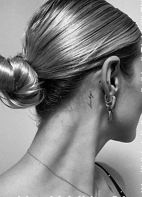 Behind Ear Tattoos, Tato Jari, Small Girly Tattoos, Cursive Tattoos, Hidden Tattoos, Neck Tattoos Women, Small Pretty Tattoos, Writing Tattoos, Petite Tattoos