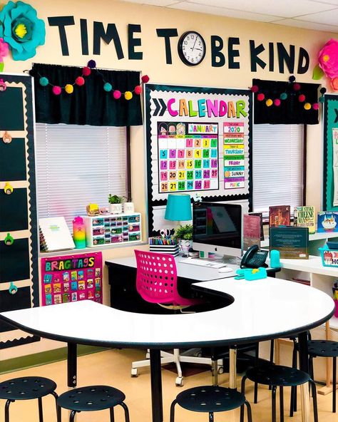 Teacher Desk Theme, Teacher Desk And Table Set Up, Desk Decor Ideas For Teachers, Table Layout Classroom, Kindergarten Classroom Desk Setup, Preschool Classroom Library Decor, Teacher Desk Setup Ideas, Teacher Desk And Kidney Table Set Up, Teacher Room Theme Ideas Elementary