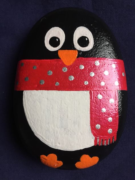 Painted Rock Penguin, Penguin Rocks Painted Stones, Painted Rocks Penguins, Penguin Stone Art, Xmas Stone Painting, Penguin Pebble Art, Easy Christmas Rock Painting Ideas, Xmas Rock Painting Ideas, Penguin Painted Rocks