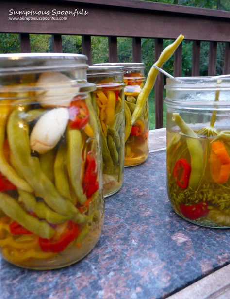 Spicy Pickled Green Beans, Pickled Green Beans, Dilly Beans, Canning Vegetables, In A Pickle, Pickle Recipe, Canning Ideas, Sweet Peppers, Homemade Pickles