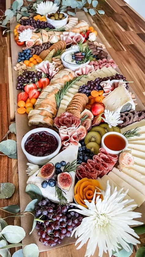 Graze Table, Charcuterie Board Meats, Fruit Platters, Buffet Ideas, Seasonal Desserts, Party Food Buffet, Chicken Thigh Recipes Oven, Charcuterie Inspiration, Grazing Table