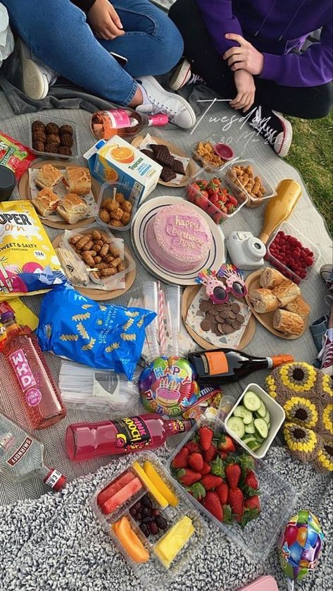 Summer time, picnics, fruit, drinks, cake. #summer #summervibes #picnic #fruit #aesthetic #aestheticfeed Picnic Date Food, Sommer Mad, Food And Snacks, Kreative Snacks, Birthday Picnic, Drømme Liv, Picnic Inspiration, Date Recipes, Picnic Date