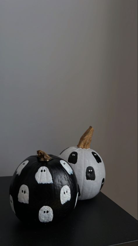 White Pumpkin Painting Ideas Aesthetic, Gothic Pumpkin Painting, Painted Pumpkins Black And White, Pumpkin Painting Black And White, Pumpink Painting Ideas, Paint White Pumpkin, Pumpkin Painting Ideas Black And White, Black And White Painted Pumpkins, Trendy Pumpkin Painting Ideas