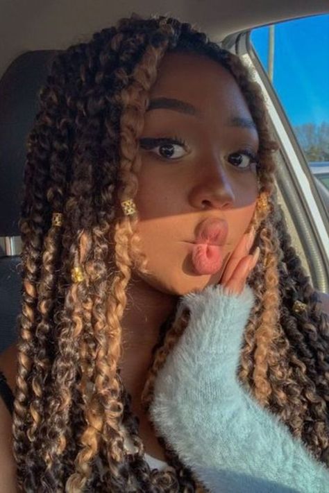 Marley Twists With Highlights, Marley Twists With Color, Colored Twists Braids Black Women, Extension Hairstyles For Black Women, Blonde Marley Twists, Blonde Twists Black Women, Springy Afro Twist Hairstyles, Braids For Big Foreheads, Hair Color Ideas For Black Women