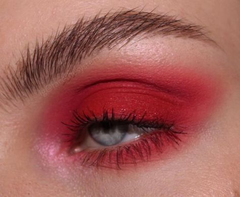 Red eye makeup looks are some of the prettiest makeup ideas! Red Eye Makeup Looks, Red Eyeshadow Makeup, Prettiest Makeup, Red Eyeshadow Look, Maroon Eyeshadow, Red Eye Makeup, Eye Makeup Looks, Red Eyeshadow, Natural Eyeshadow