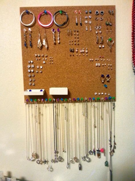 Cork boards are lifesavers for organizing jewelry. Just pin your earrings into the board and you can even pin little boxes to keep the backs in. I just used regular thumb tacks for dangly earrings, necklaces, and even some rings! Ways To Hang Jewelry, Cork Board Jewelry Organizer Diy, Earring Corkboard, Jewelry Cork Board, How To Store Bracelets, How To Store Necklaces, Earrings Storage Ideas, Jewlrey Organization Wall Diy, Dorm Jewelry Storage