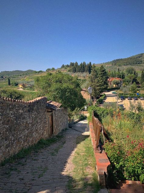 Farms In Italy, Italian Countryside Aesthetic, Italian Country Side, South Of France House, Italian Farm, Mediterranean Aesthetic, Italy Vibes, Italian Country, Italy Landscape