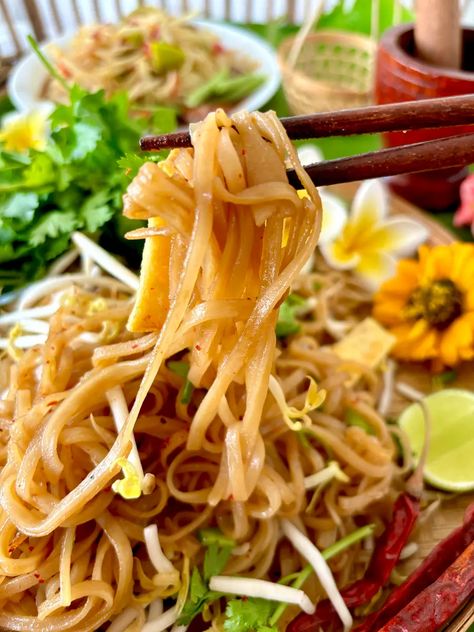 Kua Mee Recipe (Pad Lao) – Hungry in Thailand Kua Mee Noodles, Laos Recipes, Noodles With Egg, Lao Recipes, Lao Food, Vegetarian Oyster Sauce, Chinese Buffet, Asian Meals, Thai Foods