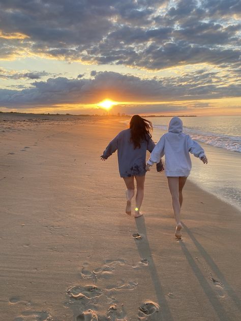 Beach Best Friends Aesthetic, Beach Poses For Besties, Pictures With Friends At The Beach, Photos To Recreate On Vacation, Beach Poses With Bestie, Bsf Vacation Pics, Besties Vacation Pictures, Cute Beach Pic Ideas Best Friends, Beach Fun Aesthetic