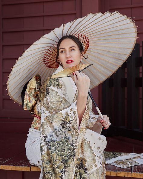 “Kimono photoshoot 📸 This season I took so many beautiful photos of ladies in kimonos, but this is one of my favourites 💕 Beautiful Anna @annatekuch so perfectly got into her role 💃 What do you think? 💭 And of course, having the right kimono is doing a great part! 👘 Was working with this kimono shop this season and it’s amazing. @kimonorental_ann 🌸”. #WhiteKimono #KimonoFashion #KimonoPhotoshoot #Katana #FashionEditorial #TokyoPhotographer #JapaneseFashion #TraditionalFashion #KimonoOutfit #... Kimono Photoshoot, Samurai Fashion, Kimono Aesthetic, Japanese Wedding Dress, Japanese Fashion Trends, Origami Dress, Modern Kimono, Kimono Outfit, White Kimono