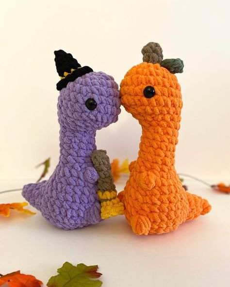 Mary | crochet amigurumi on Instagram: "Here’s my spooky-fied versions of @crochet_by_madeline ‘s “nubs the long neck dinosaur” pattern!!!! It was such an honor to be a pattern tester for this ADORABLE Dino and I definitely recommend this quick and easy pattern! I also had sooooo much fun adding the little spooky details! Meet witchy and pumpkin dino! They will be available for preorder at 6pm PT today! * * * #spookyseason #crochetdinosaur #crochetdino #halloweencrochet #spookydinosaur #pum Crochet Dinosaur Pattern Free, Diy Crochet Hook, Long Neck Dinosaur, Crochet Dinosaur Patterns, Fall Crochet Patterns, Crochet Dinosaur, Halloween Crochet Patterns, Crochet Amigurumi Free Patterns, Crochet Fall