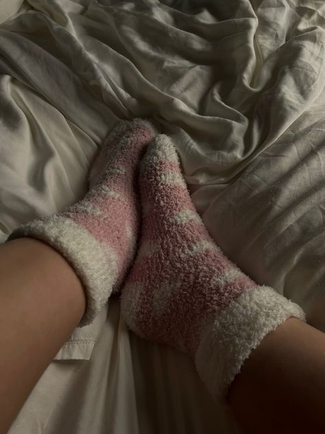 Picture of pink cozy socks with white hearts on it. Pink Fluffy Socks, Fluffy Socks Outfit, Fluffy Socks Aesthetic, Brrrr Basket, Fuzzy Socks Aesthetic, Socks With Hearts, Kat Singleton, Socks Aesthetic, Hat Aesthetic