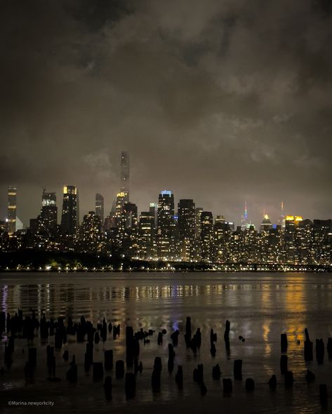 Experience the magic of New York City’s night skyline! 🌃 The glittering lights against the dark sky create an unforgettable cinematic view that’s pure #NYC. From the iconic skyscrapers to the bustling streets below, this city never sleeps and neither does its breathtaking beauty. __________ #NewYorkCity #NightSkyline #CityThatNeverSleeps #ExploreNYC Dark New York, New York Background, Night Sky City, Night City Photography, Night Cities, Skyline Aesthetic, Cities At Night, City Skyline Night, New York At Night