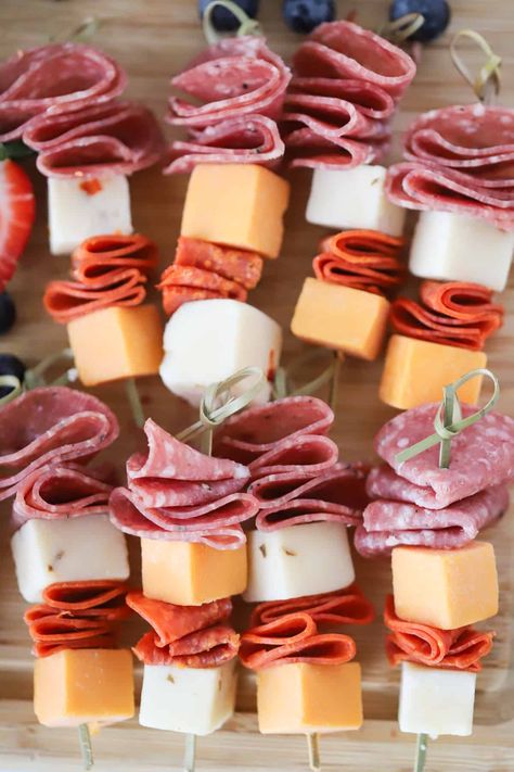 Cheese Party Food, Small Easy Appetizers, Charcuterie Squewers, Meat And Cheese Cups For Party, Table Snacks For Party Appetizers, Light Refreshment Ideas Food, Sweet Appetizers For Party Desserts Finger Foods, Mini Charcuterie Skewers, Charcuterie Toothpick Ideas