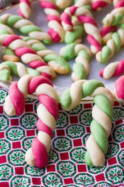 Candy Cane Cookie Recipe, Candy Cane Recipe, Candy Cane Cookies, Christmas Cookie Exchange, Xmas Cookies, Christmas Cookies Decorated, Classic Cookies, Christmas Snacks, Christmas Cooking