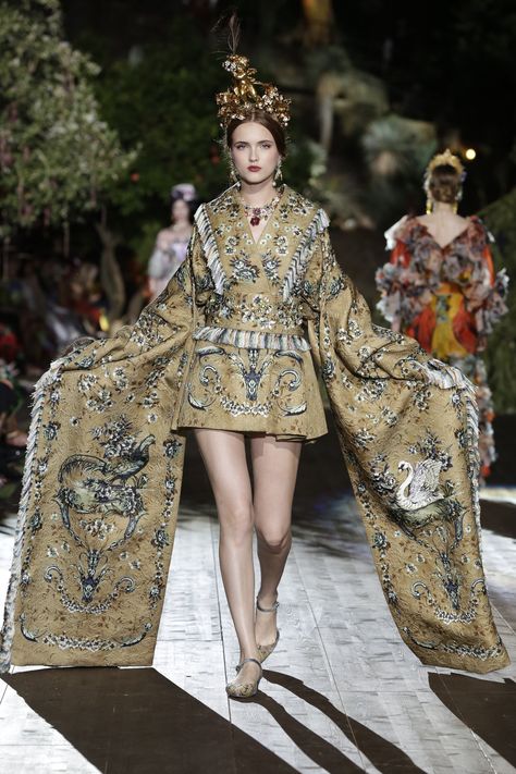 Dolce & Gabbana Dolce Gabbana Alta Moda, Crazy Dresses, Dolce And Gabbana Fashion, Dreamy Dress, Fashion Tv, Haute Couture Fashion, Baroque Fashion, 여자 패션, 2016 Fashion