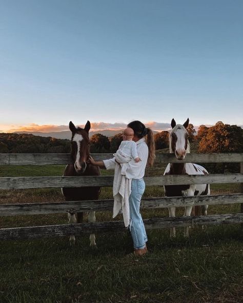 Farmhouse Family Aesthetic, European Family Aesthetic, Family Travel Aesthetic, Outfits Aesthetic Fall, Southern Family, Fall Outfits Aesthetic, Drømme Liv, Future Farms, Dream Family