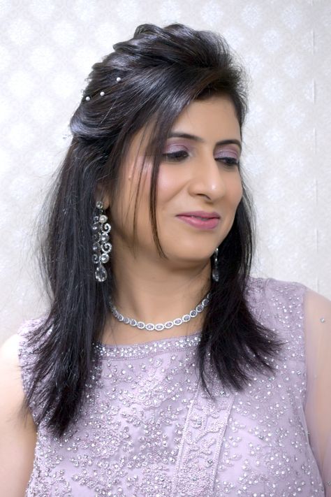 Front Look Hairstyle For Wedding, Straight Hair Engagement Hairstyles, Open Hair Straight Hairstyles, Open Hairstyles Front Look, Straight Hair Styles For Wedding Indian, Short Hairstyle Women Indian Wedding, Haïr Style For Engagement, Simple Open Hair Hairstyles Indian, Hairstyles For Short Hair Wedding Indian On Saree