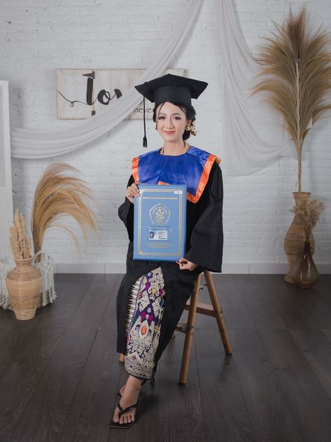 Konsep Foto Wisuda Studio, Graduation Poses, Studio Poses, Graduation Picture Poses, Photoshoot Studio, Foto Shoot, Photo Grouping, Graduation Photoshoot, Model Poses Photography