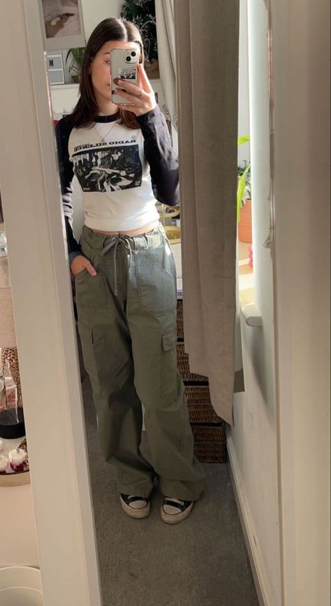 Girl Cargo Pants, Cargo Pants Outfit Fall, Cargo Pant Outfit, Cargo Pant Outfits, Cargo Pants Outfit Street Style, Hippy Aesthetic, Green Cargo Pants Outfit, Outfits Cargo, Pant Outfits