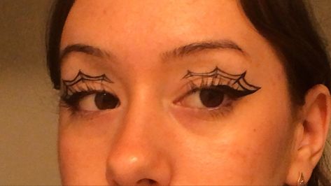 Spider Halloween Costume Makeup, Spider Web Liner, Spiderweb Liner, Eyeliner Spiderweb, Eyeliner Spider, Cobweb Eyeliner, Spider Eyeliner, Halloween Eyeliner Looks, Spider Web Eyeliner