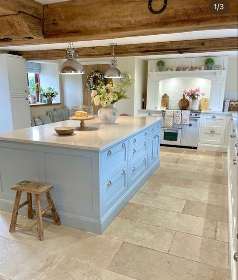 Cottage House Interior, Modern Country Kitchens, Pink Lilies, Country Cottage Kitchen, Country Kitchen Designs, Open Plan Kitchen Dining, Country House Interior, Kitchen Dining Living, Kitchen Inspiration Design