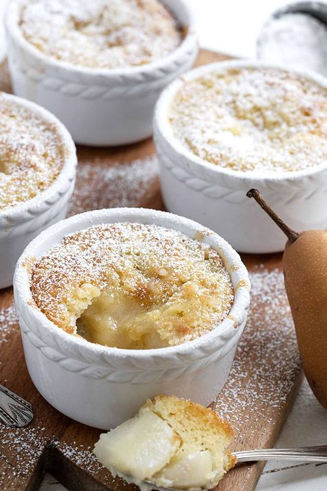 Pear Pudding Cake Pear Pudding Recipe, Quick Pear Dessert, Pear Pudding Desserts, Pears Recipes Dessert, Quick Winter Desserts, Warm Desserts Winter, Easy Pear Dessert, Pears Dessert, Pear Recipes Easy