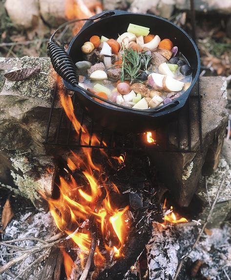 Aesthetic Camping, Cozy Camping, Camping Dishes, Granola Girl Aesthetic, Camping Inspiration, Camping Hacks Diy, Camping Set Up, Camping Aesthetic, Fall Camping