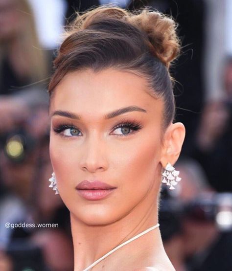 Wedding Updo Side Part, Side Part High Bun, Sleek High Bun, Side Part Updo, Bella Hadid Makeup, Side Updo, Evening Hairstyles, Red Carpet Hair, Bella Hair