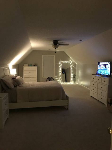 Cute Bedroom Ideas Modern, Clean White Aesthetic Bedroom, Bedroom No Door Ideas, Room Inspo For Attic Room, Room Decor For Big Bedrooms, White Gray Room Bedroom, Room Decor With Slanted Ceilings, Big Room Ideas Bedrooms Master Suite, Bedroom With Triangle Ceiling