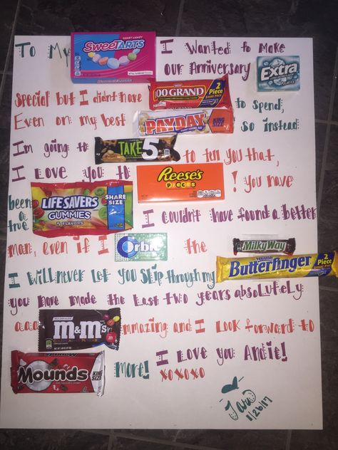 Cute valentines / anniversary ideas with candy bars and poster board Candy Poster Board Birthday Boyfriend, Candy Anniversary Poster, Valentine Candy Board For Him, Candy Poster Board Anniversary, Candy Cards For Valentines Day, Anniversary Candy Poster, Candy Poster Board For Boyfriend, 1 Yr Anniversary Ideas, Anniversary Candy Bar Poster