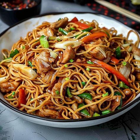 via @thenandnowspace Dinner Ideas For Beginners, Chow Mein Sauce, Chow Mein Recipe, Sauteed Carrots, Chicken Chow Mein, Chow Mein Noodles, Chow Mein, Sauteed Vegetables, Chinese Dishes