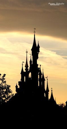 silhouette project on Pinterest | 19 Pins Castle Outline, Disney Castle Drawing, Disney Castle Silhouette, Cinderella Silhouette, Castle Silhouette, Castle Tattoo, Castle Painting, Disney Rooms, Images Disney