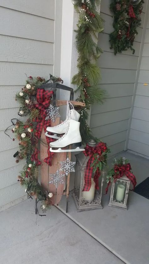 Winter Sled Decoration Porch Ideas, Old Sleds Decorated For Christmas, Fence Christmas Decorating Ideas, Decorated Sleds, Diy Outdoor Christmas Decorations Yard, Easy Diy Outdoor Christmas Decorations, Christmas Decorations Yard, Christmas Fence, Sleigh Decor