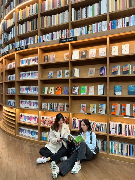 Starfield Library Seoul Photoshoot, Starfield Library Seoul Aesthetic, Seoul Bookstore, Korea Library, Korea Moodboard, Seoul School, Starfield Library Seoul, Library Pics, Starfield Library