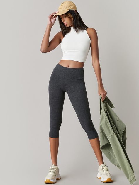 Legging Capri Outfits, Summer Gym Leggings, Capri Leggings Outfit Summer, Leggings Outfit Summer Casual, Capri Leggings Outfit, Casual Gym Outfit, Leather Look Shorts, Leggings Outfit Summer, Capri Outfits