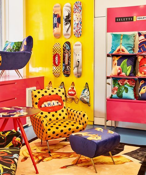 Pop Art Store Design, Pop Art Room Design, Pop Art Furniture Interior Design, Pop Art Decoration Ideas, Colorful Store Design, Art Store Design, Pop Art Apartment, Pop Art Office, Pop Art Room