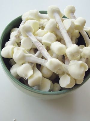 dem bones: pretzels and marshmallows dipped in white chocolate Halloween Snacks For Kids Party, Cute Halloween Snacks, Snacks For Kids Party, Scary But Cute, Plat Halloween, Halloween Snacks For Kids, Kids Party Ideas, Halloween Fest, Halloween Party Snacks