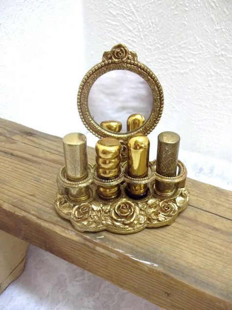 Lipstick Display Ideas, Vintage Inspired Makeup Products, Antique Lipstick Holder, Vintage Makeup Holder, Vintage Make Up Packaging, Vintage Stuff Antiques, Vintage Lipstick Tube, Vintage Makeup Display, Cute Packaging Makeup