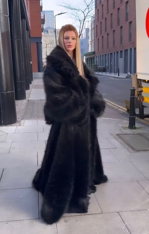 Big Fur Coat, Oversized Fur Coat, Fur Outfit, Black Fur Coat, Long Coat Women, Fur Coats Women, Coat Outfits, Fur Fashion, Winter 2023