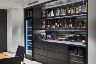 Indoor Bar Ideas Houses, Whiskey Display Ideas, Bar Room Design, Whiskey Display, Wine Cabinet Design, Modern Home Bar Designs, Renovation Facade, Corner Bar Cabinet, Home Bar Ideas