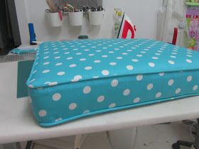 Fibermania: The Quick and Dirty Tutorial Box Cushion With Piping, Bench Cushion With Piping, Cushion Tutorial, Sewing Cushions, Household Sewing, Upholstery Diy, Sew Ins, Sewing Pillows, Box Cushion